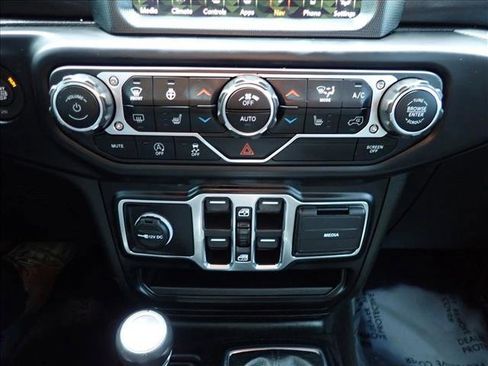Used 2022 Jeep Wrangler Unlimited Sahara AWD/4WD image 17