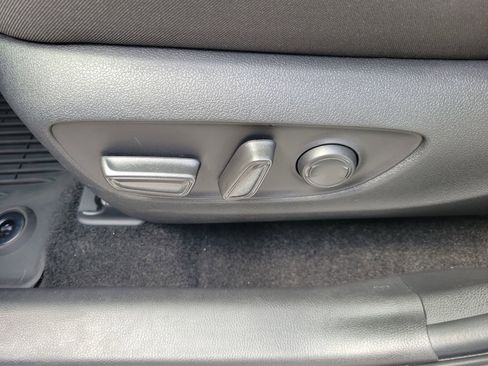 Used 2025 Toyota RAV4 XLE AWD/4WD image 17