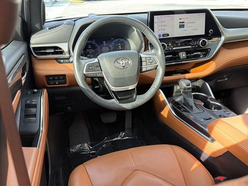 Used 2024 Toyota Highlander Platinum FWD image 19
