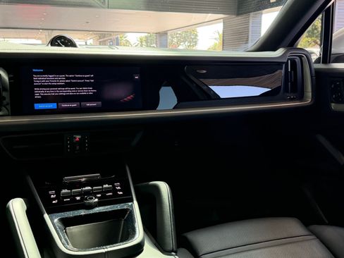 Certified 2025 Porsche Cayenne E-Hybrid Coupe AWD/4WD image 17