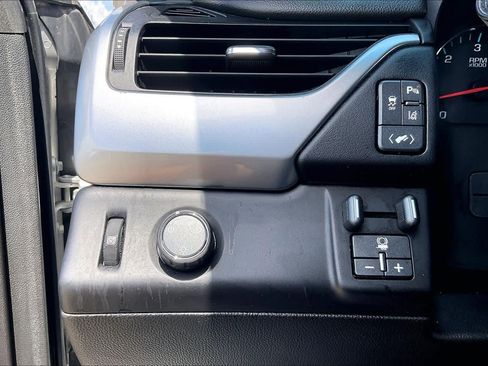 Used 2015 Chevrolet Suburban LT RWD image 34