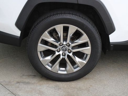 Used 2020 Toyota RAV4 XLE Premium AWD/4WD image 36