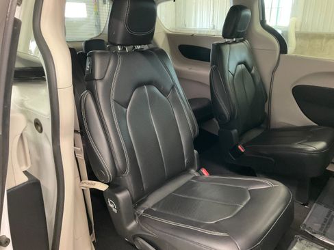 Used 2022 Chrysler Pacifica Touring-L FWD image 25