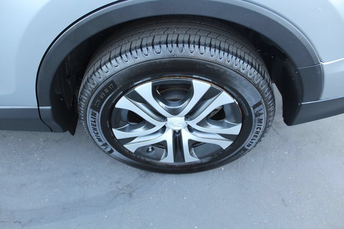 Used 2018 Toyota RAV4 LE FWD image 12