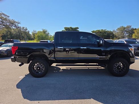 Used 2021 Nissan Titan SV w/ SV Convenience Package image 5