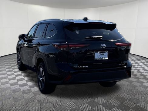 Used 2024 Toyota Highlander XLE image 4