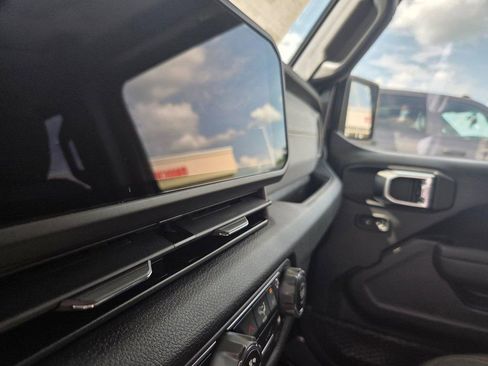 New 2025 Jeep Gladiator Sport image 11