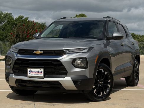 Used 2023 Chevrolet TrailBlazer LT w/ Convenience Package AWD/4WD image 2