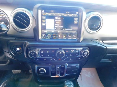 Used 2018 Jeep Wrangler Unlimited Sahara w/ Uconnect 4C Nav & Sound Group image 12