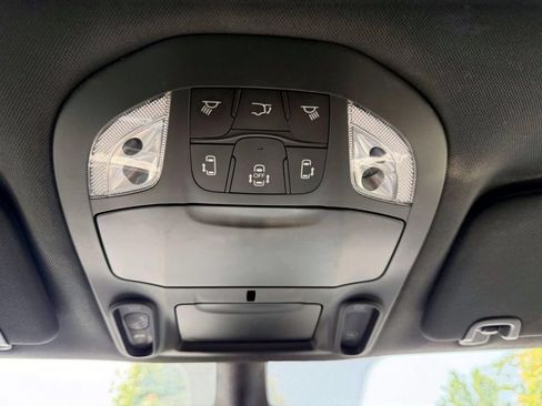 Used 2025 Chrysler Pacifica Limited FWD image 29