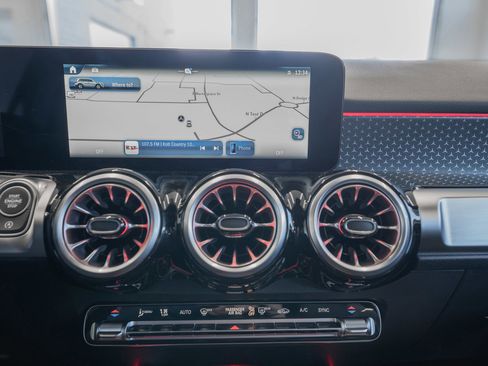 Used 2025 Mercedes-Benz GLB 250 image 20