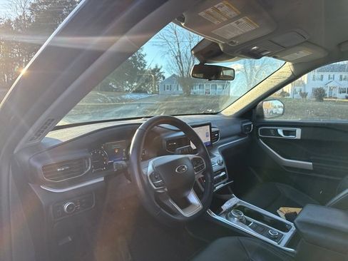 Used 2022 Ford Explorer XLT w/ Equipment Group 202A image 10