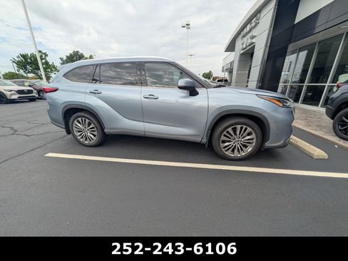 Used 2021 Toyota Highlander Platinum AWD/4WD image 4