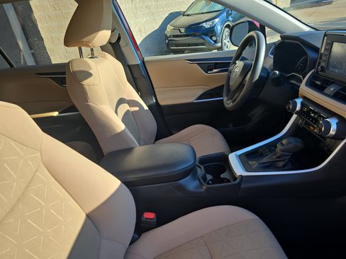 Used 2019 Toyota RAV4 XLE FWD image 10