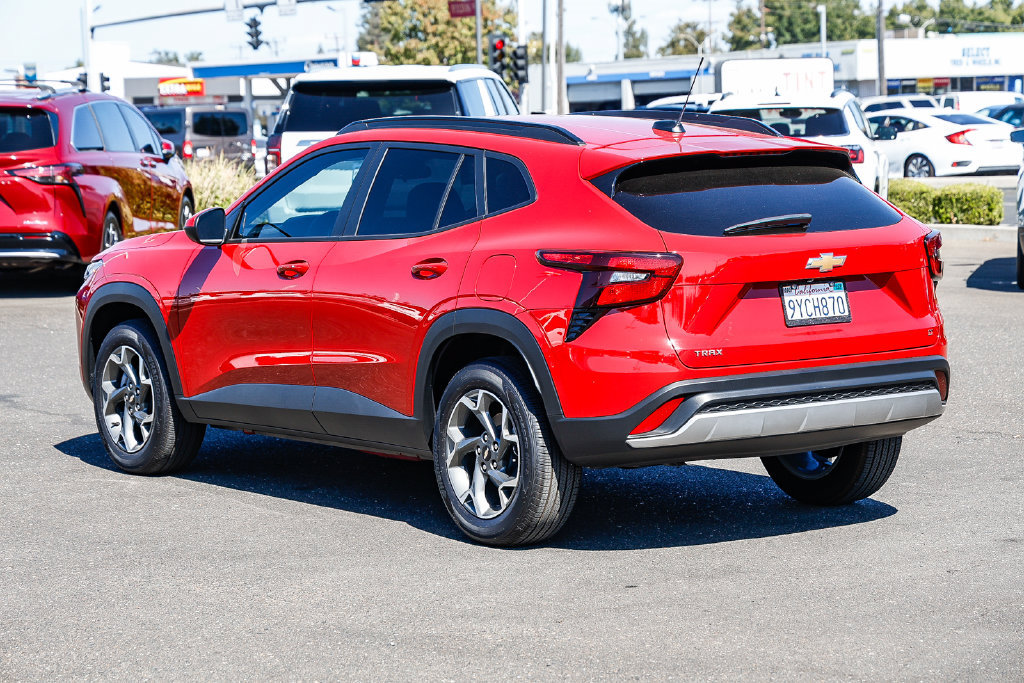 Used 2026 Chevrolet Trax LT w/ LT Convenience Package FWD image 2