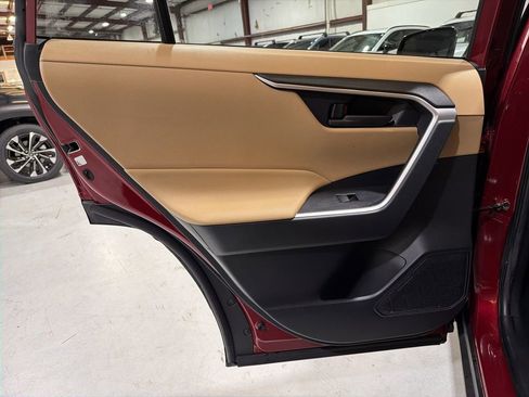 Used 2019 Toyota RAV4 LE image 29