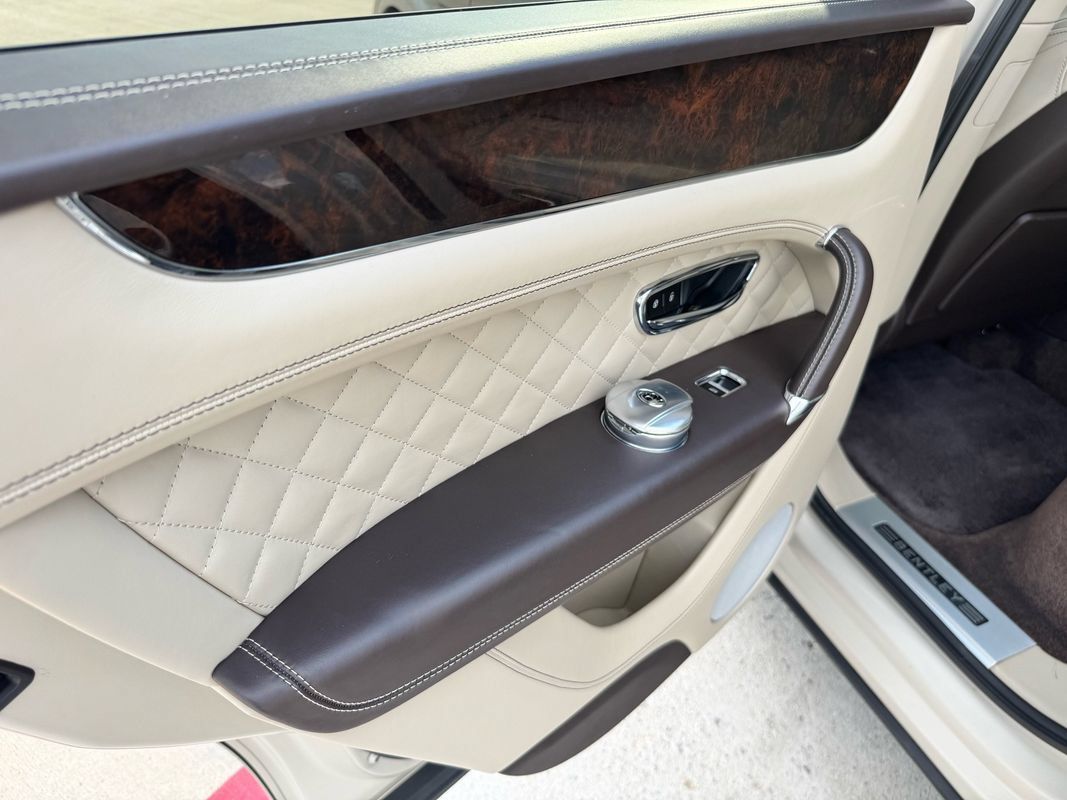 Used 2018 Bentley Bentayga AWD/4WD image 36