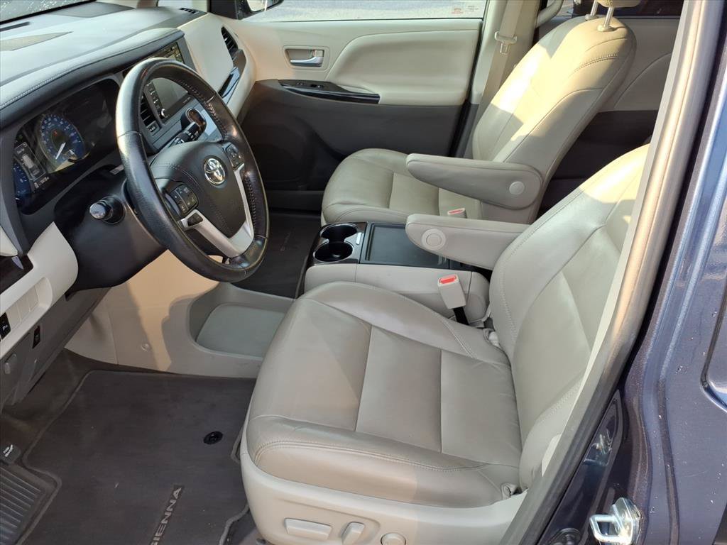 Used 2019 Toyota Sienna XLE w/ XLE Navigation Package FWD image 5