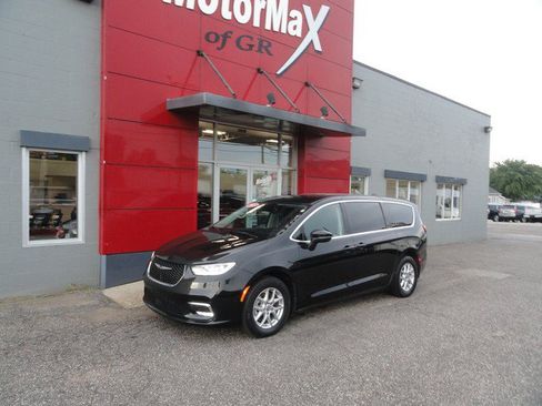 Used 2023 Chrysler Pacifica Touring-L FWD image 1