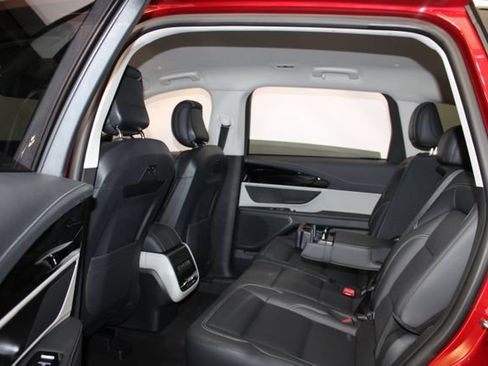 Used 2025 Lincoln Nautilus Premier AWD/4WD image 9