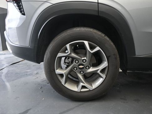 Used 2025 Chevrolet Trax LT w/ LT Convenience Package image 9