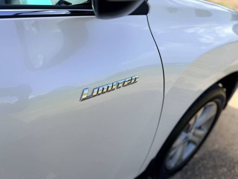Used 2012 Toyota Highlander Limited w/ Tow Pkg FWD image 9