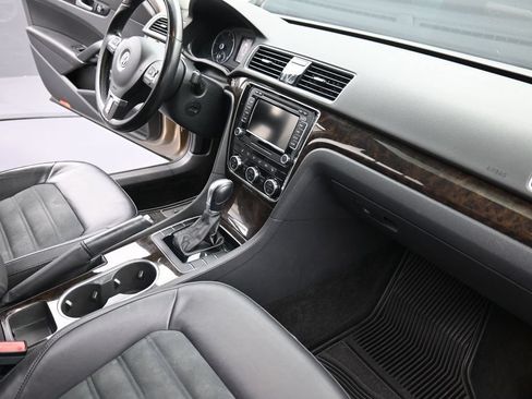 Used 2015 Volkswagen Passat TDI SEL Premium FWD image 19