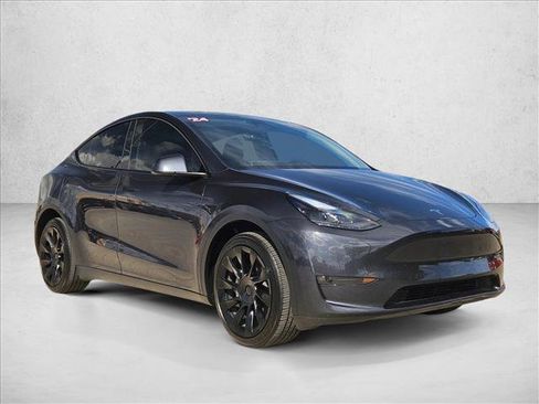 Used 2024 Tesla Model Y Long Range AWD/4WD image 3