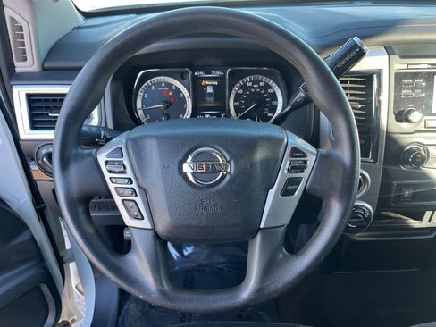 Used 2018 Nissan Titan SV image 9