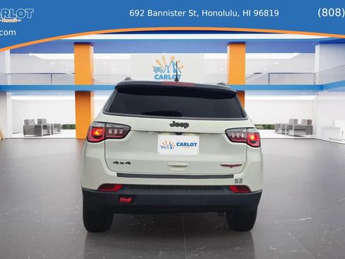 Used 2019 Jeep Cherokee Trailhawk AWD/4WD image 3