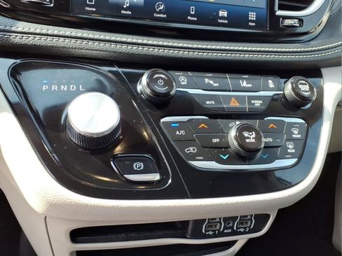 Used 2024 Chrysler Pacifica Touring-L FWD image 20