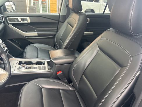 Used 2022 Ford Explorer XLT w/ Equipment Group 202A image 16