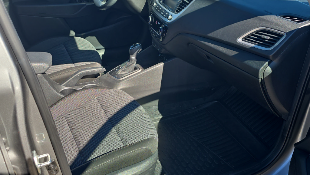 Used 2021 Hyundai Accent Limited FWD image 13