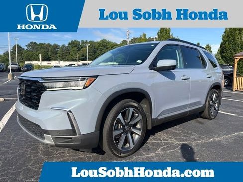 Used 2025 Honda Pilot Touring image 1