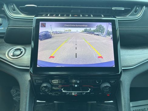 Used 2023 Jeep Grand Cherokee Limited image 15