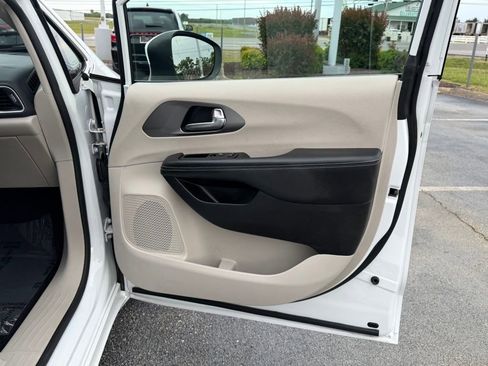 Used 2023 Chrysler Pacifica Touring-L FWD image 22