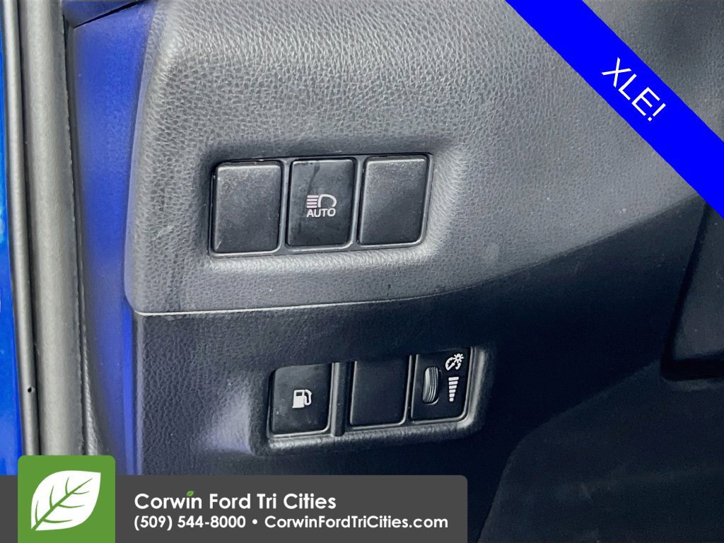 Used 2019 Toyota C-HR XLE FWD image 18