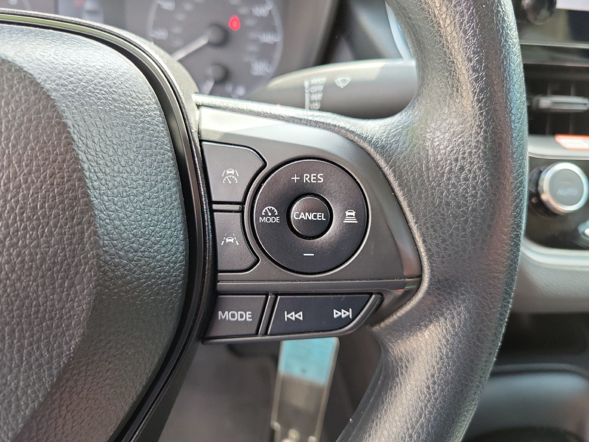 Used 2025 Toyota Corolla LE FWD image 30