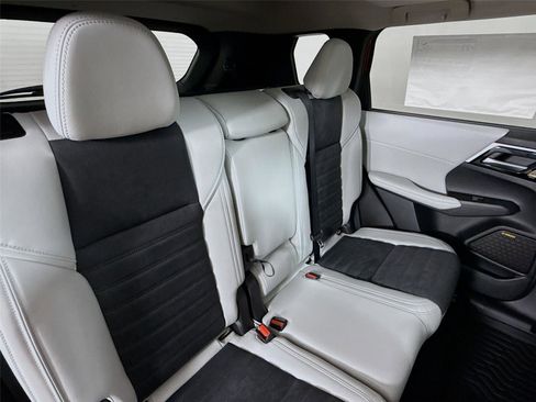 New 2025 Mitsubishi Outlander SE image 27
