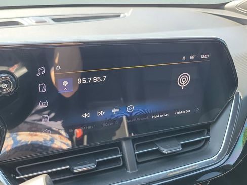 Used 2025 Chevrolet Trax RS w/ Driver Confidence Package image 21