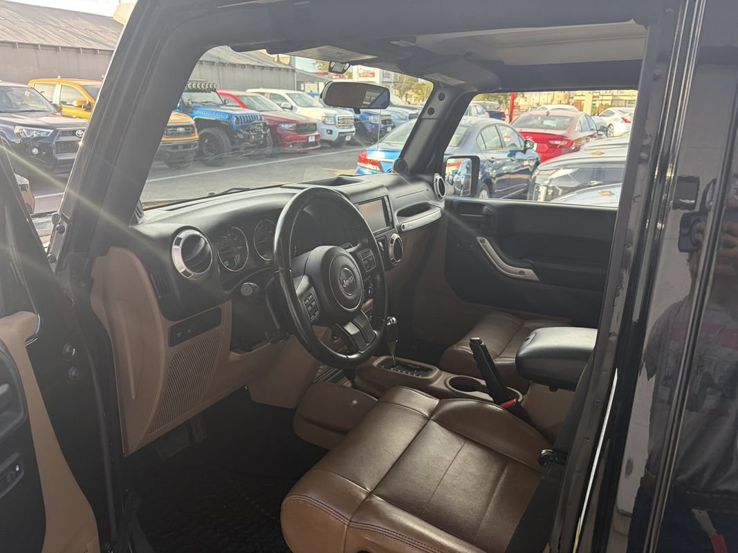 Used 2011 Jeep Wrangler Unlimited Rubicon w/ Connectivity Group AWD/4WD image 16
