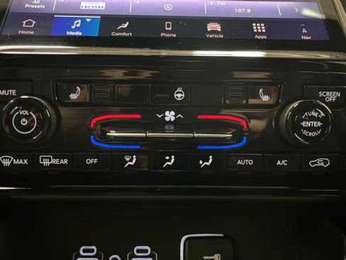 Used 2025 Jeep Grand Cherokee Limited w/ Black Appearance Package AWD/4WD image 18