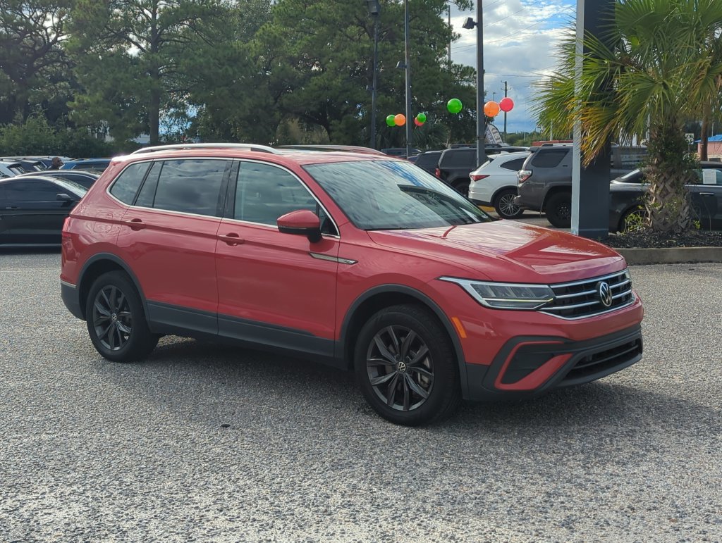 Used 2023 Volkswagen Tiguan SE w/ Panoramic Sunroof Package FWD image 9