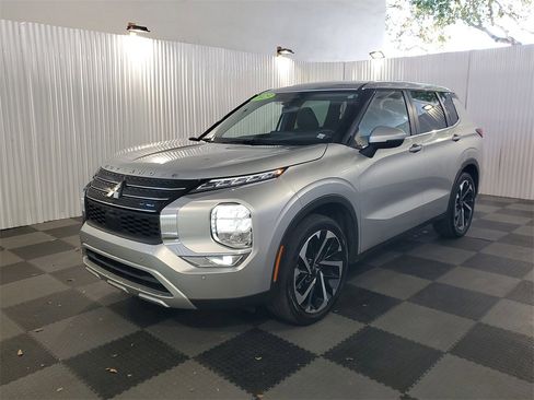 Used 2023 Mitsubishi Outlander SE image 3