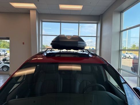 Used 2025 Chrysler Pacifica Select w/ Fav Edition Package FWD image 4