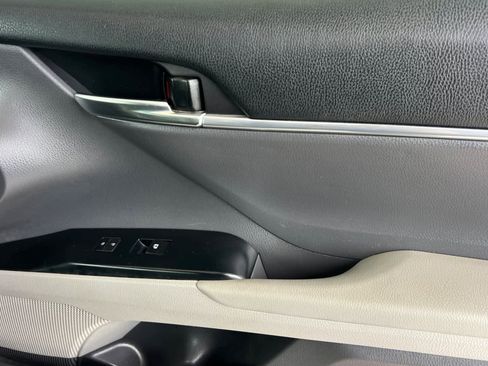 Used 2018 Toyota Camry SE FWD image 17