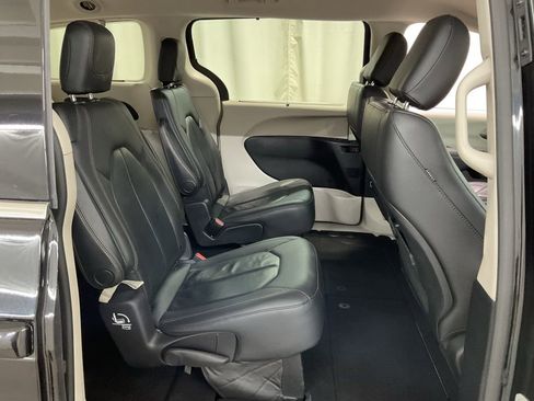 Used 2020 Chrysler Pacifica Touring-L image 25