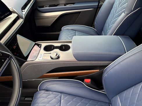 New 2026 Cadillac Vistiq Premium Luxury w/ LPO, Floor Liner Package AWD/4WD image 36