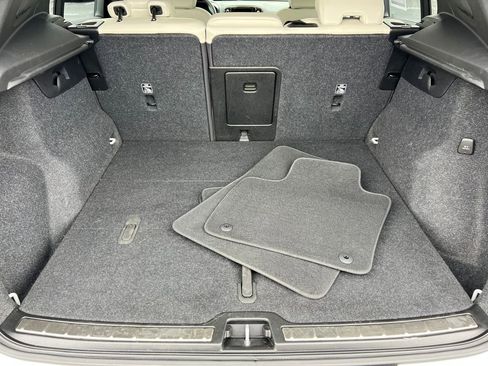 Used 2023 Volvo XC40 B4 Plus image 15