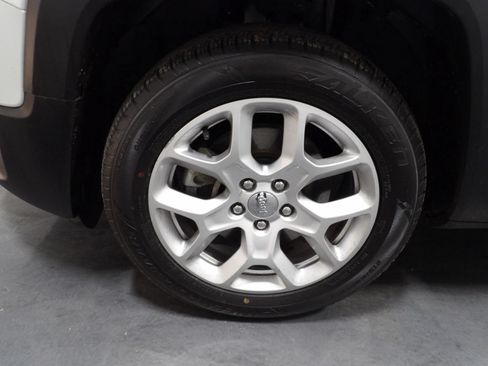 Used 2018 Jeep Renegade Latitude w/ Popular Equipment Group FWD image 17